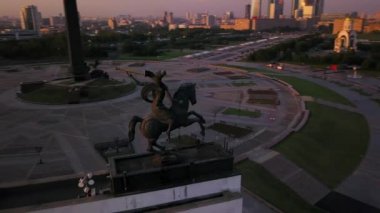 Zafer Anıtı binasında bir heykel