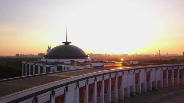 En staty på den seger Memorial building — Stockvideo