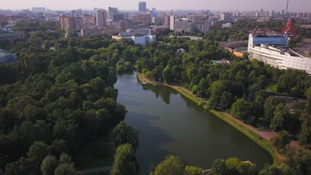 Озеро в Москві Росії пташиного польоту — стокове відео