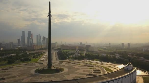 Een stella in het Victory park Poklonnaya hill — Stockvideo