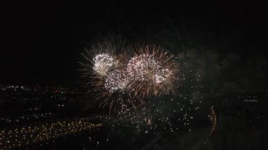 Şehir bölge üzerinde havai fişek