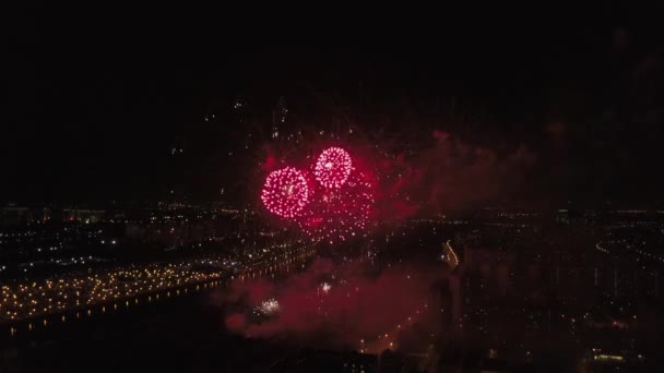 Fuegos artificiales sobre el distrito de la ciudad — Vídeos de Stock