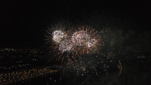 Fuegos artificiales sobre el distrito de la ciudad — Vídeo de stock