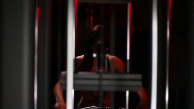 Atlet omuzlarını sallıyor.