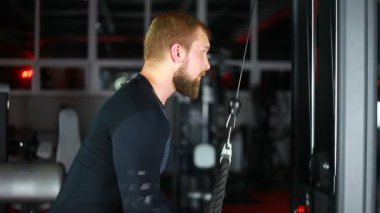 adam kasları sallıyor.