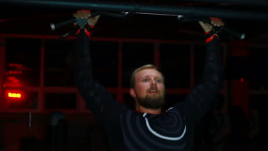 adam kasları sallıyor.