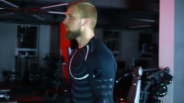 adam kasları sallıyor.