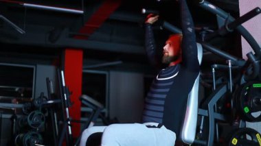 Simülatör üzerinde sallanan atlet.