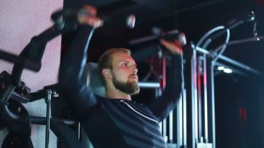 Simülatör üzerinde sallanan atlet.