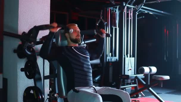 Sportler schwingt im Simulator. — Stockvideo