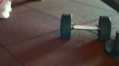 Büyük düşen halter.