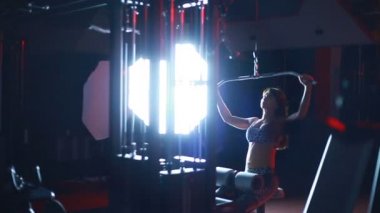 Kız simülatörde devreye girer.