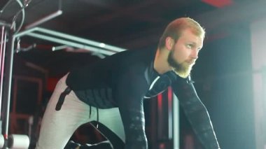 Adam bir ağırlık yükseltir.