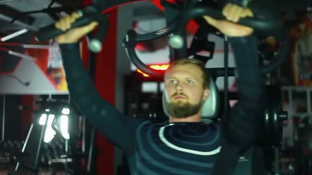 Atleet swingen op de simulator. — Stockvideo