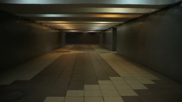 黑暗隧道为信用或夹子. — 图库视频影像