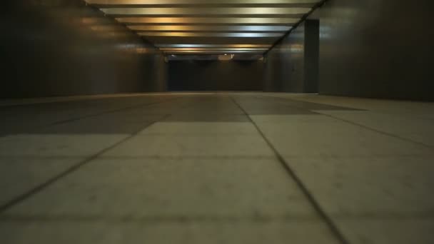 Donkere tunnel voor credits of clip. — Stockvideo