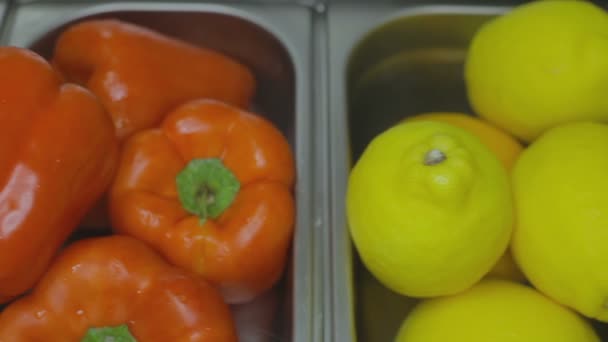 Legumes e frutas na cozinha . — Vídeo de Stock