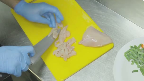 Taglio di carne di pollo cucinare . — Video Stock
