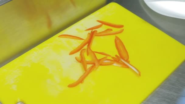 Tagliare i peperoni cuocere . — Video Stock