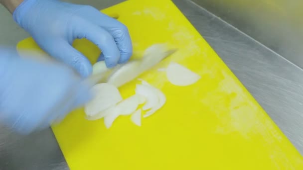 Affettare la cipolla chef . — Video Stock