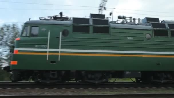 Twee treinen passeren op hoge snelheid. — Stockvideo