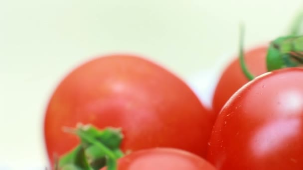 Kirschtomaten saftig rotieren.Konzept der echten und frischen Tomaten.red — Stockvideo