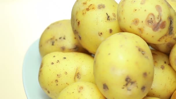 Syrové brambory se otáčí. — Stock video