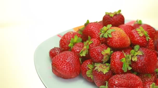 Reife Erdbeere rotiert auf weißem Hintergrund. — Stockvideo