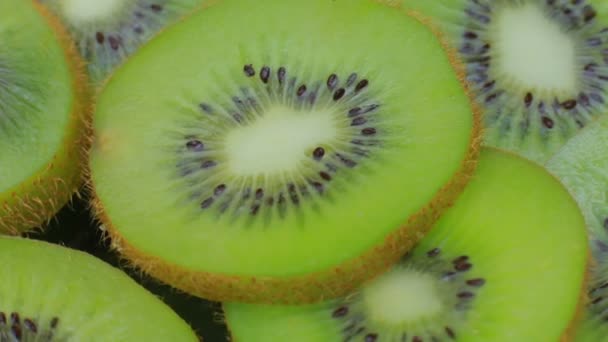 Auf einem Teller mit geschnittener Kiwi liegen. — Stockvideo