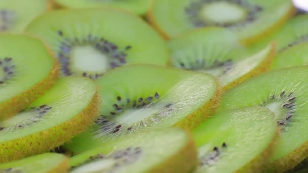 Acuéstese en un plato de kiwi en rodajas . — Vídeos de Stock