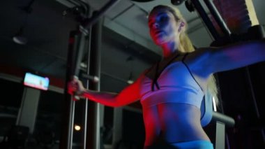 Spor salonunda kız göğsünü sallıyor.