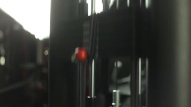 Spor salonunda adam vücudunu sallar.