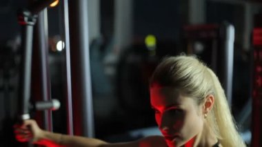Spor salonunda kız göğsünü sallıyor.