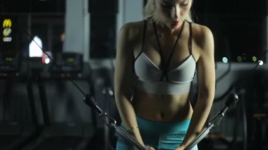 Spor salonunda kız göğsünü sallıyor.