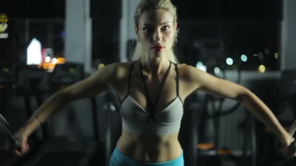 The girl in the gym shakes her chest. — Stock Video