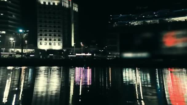 在河边的夜城 美丽的城市景色的背景 白俄罗斯 明斯克 Nemiga 慢速和快速帧缩放 与影片惊悚片的颜色分级 — 图库视频影像