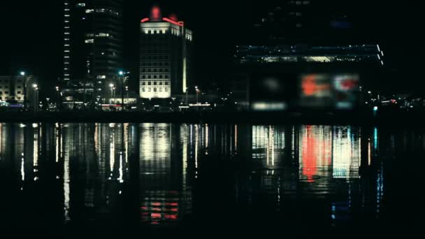 在河边的夜城 美丽的城市景色的背景 白俄罗斯 明斯克 Nemiga 与影片惊悚片的颜色分级 — 图库视频影像