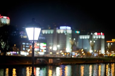 Gece şehir nehrin yanında. Güzel görünüm için arka plan, Beyaz Rusya, Minsk, Nemiga Caddesi metropol.