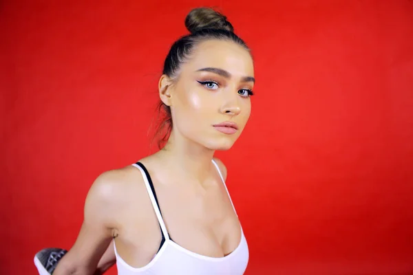 seksi kız önce eğitim ısınıyor. Kadın spor salonunda ayak eklemleri uzanır.
