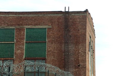 terk edilmiş bir binada zemin karşı paslı dikenli tel çit .