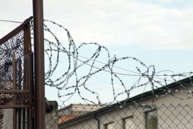 terk edilmiş bir binada zemin karşı paslı dikenli tel çit.