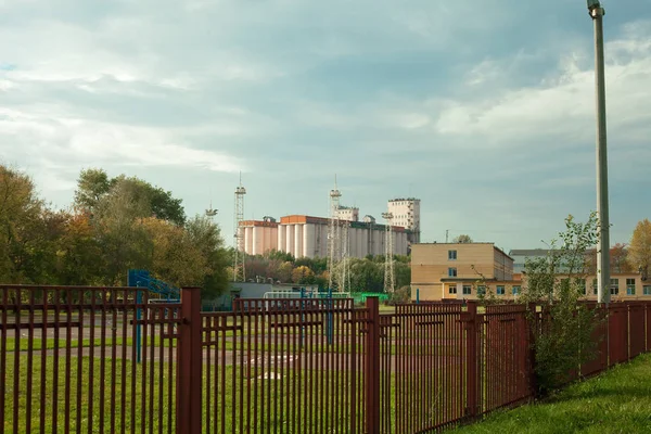 Ogromny Stary Budynek Blisko Centrum Miasta — Zdjęcie stockowe