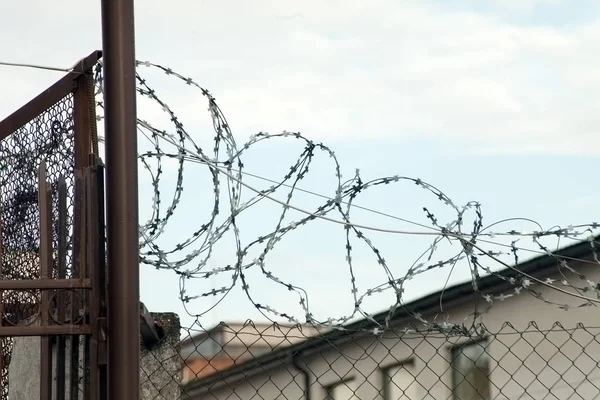 terk edilmiş bir binada zemin karşı paslı dikenli tel çit.