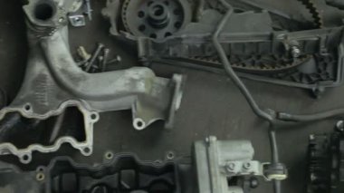Bir sürü parçaya motoru.