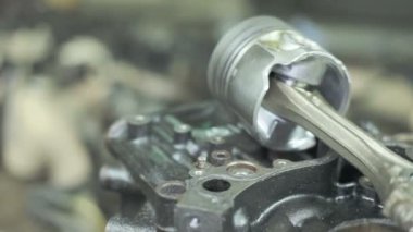 Bağlantı çubukları ile motor pistonları. Dizel motor yedek parçaları