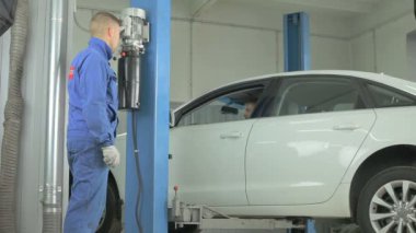 Araba Asansör tanı için kaldırdı.