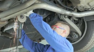Makinist arabada susturucu sunmaktadır. Master koruyucu gözlük metal kesme düşen kıvılcımlar.