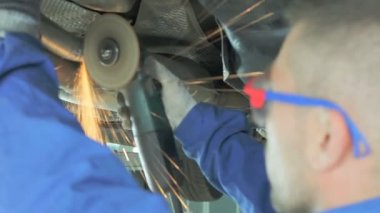 Arabada susturucu makinist keser.