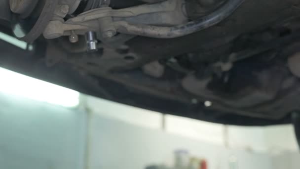 Remplacement des essieux directeurs dans la voiture . — Video