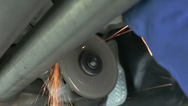 Mecánico corta el silenciador en el coche . — Vídeos de Stock